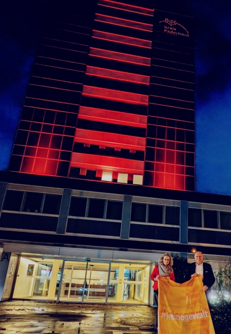 Zeigen Flagge gegen Gewalt:  Simone Böhmer, Gleichstellungsbeauftragte des Kreises Paderborn, und Landrat Christoph Rüther